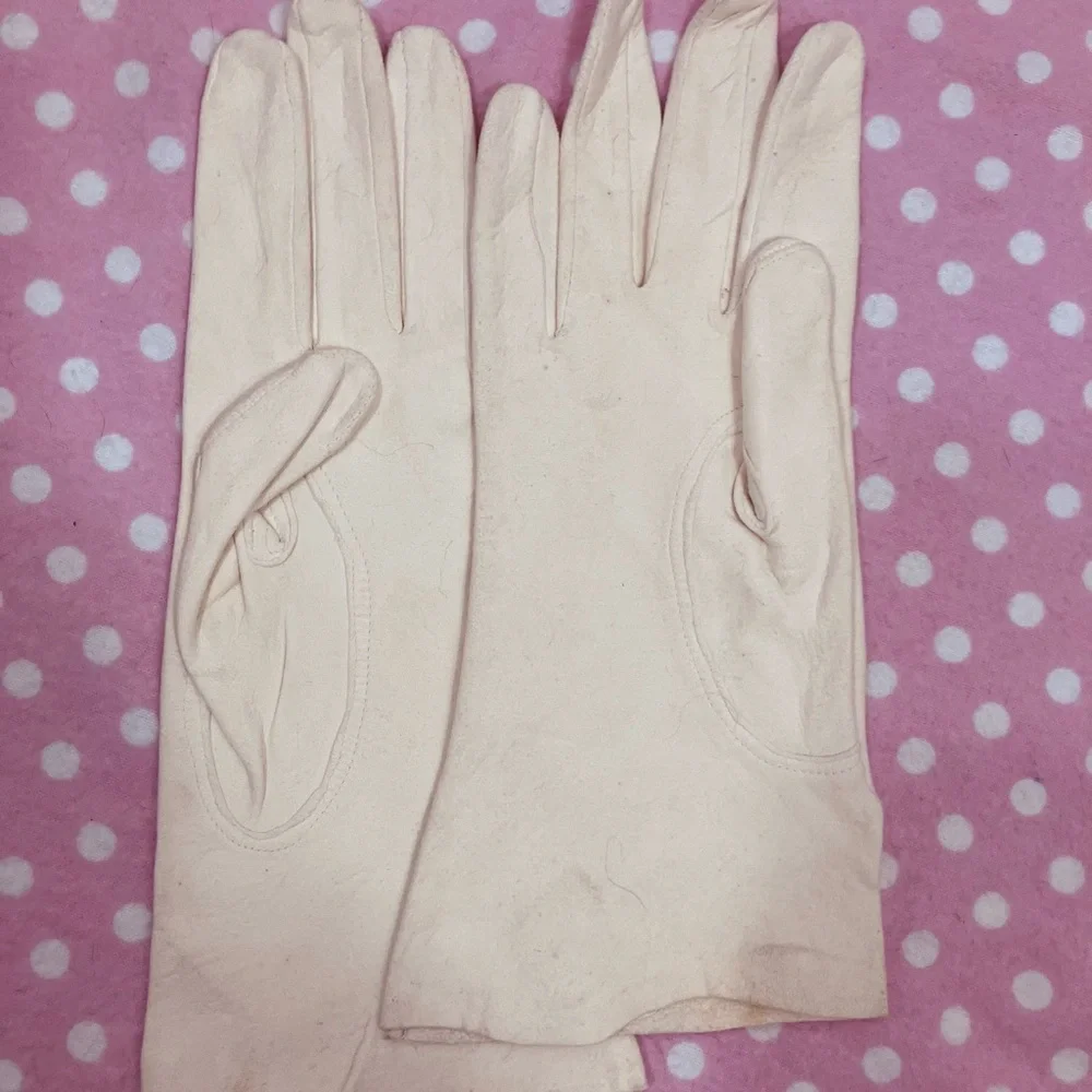 Elegant Cream Gloves